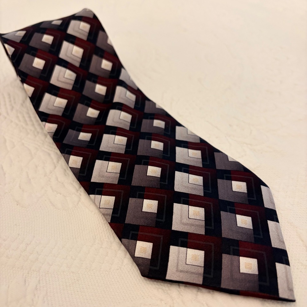 Covington Mens Silk Necktie Burgundy Grey Black Geometric Square Pattern Tie